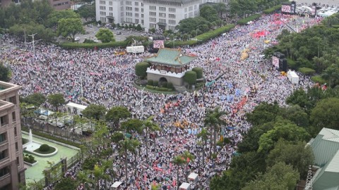 八百壯士挺柱大會 洪：國民黨不該提年改版本