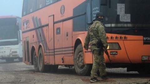 Syrian war: Evacuation begins in besieged towns