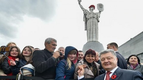 Три года Порошенко: обещанного уже не ждут