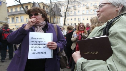 Коллективное чтение Библии в кафе равнозначно митингу