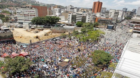 Venezuela: Woman shot dead in Caracas after pro-Maduro activists open fire on unarmed voters