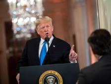 Trump se enfrentó hoy a un periodista en la rueda de prensa sobre los resultados de las elecciones legislativas y volvió a referirse a los medios de comunicación como 