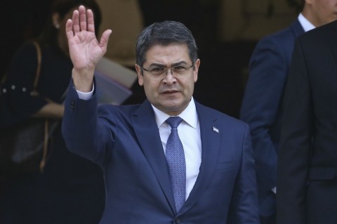 Honduran President Juan Orlando Hernandez waves as he exits the Academia Diplomatica de Chile where he met with President-elect Sebastian Pinera, in Santiago, Saturday, March 10, 2018. Photo: Esteban Felix/ AP