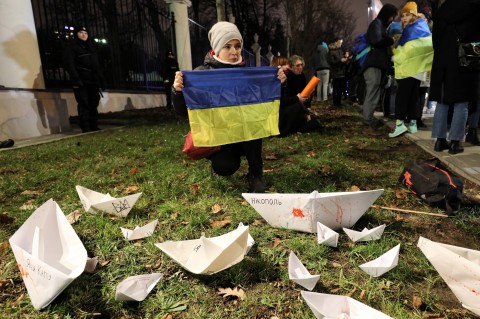 Hundreds of people protesting in front of Russian embassy in Warsaw.