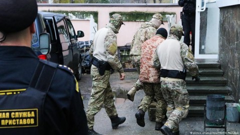 Outside Simferopol’s Kiyevsky District Court ahead of a hearing in to the case of servicemen from Ukrainian Navy vessels detained by the Russian Federal Security Service for violating the Russian border in the Kerch Strait. Photo: A. Pavlishak / dpa / TASS