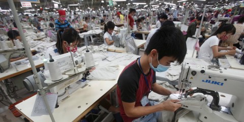 Laborers work in a garment factory in Bac Giang province near Hanoi, October 21, 2015. Photo: Nguyen Huy Kham /Reuters file