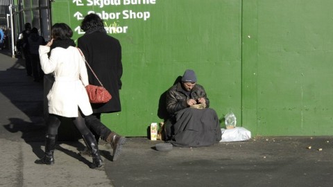 Un mendigo extranjero pide en las calles de Copenhague (Dinamarca) en febrero de 2015.