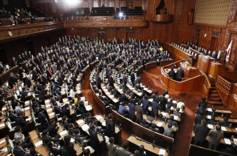 日本國會通過「供水法案」，允許私人企業提供日本供水服務，引發民眾爭議，因為此舉將公共設施私有化且水費也會調高。