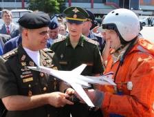 Junto a los bombarderos también llegaron hombres del ejército ruso.