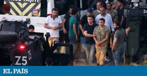 Un soldado es detenido en Estambul tras fracasar el golpe de Estado, en julio de 2016. En vídeo, recreación de la denuncia de Tolga.