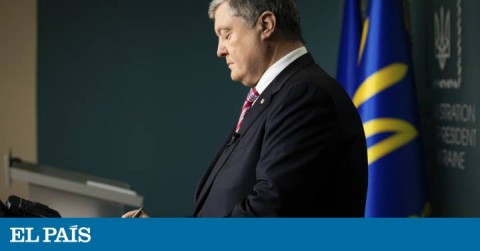Petro Poroshenko signing the law that finishes the Russia-Ukraine relationship treaty.