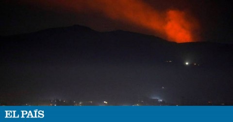 Incendio causado por un ataque al oeste de Damasco en la noche del martes.