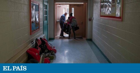 A volunteer helps an immigrant in Las Cruces (New Mexico) last friday.