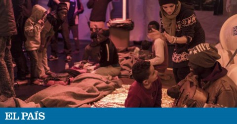 Migrantes en el interior del barco Sea-Watch 3, el pasado lunes.