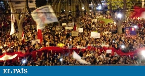 Citizens protesting in support to the Lava Jato case prosecutors that got removed from the investigation