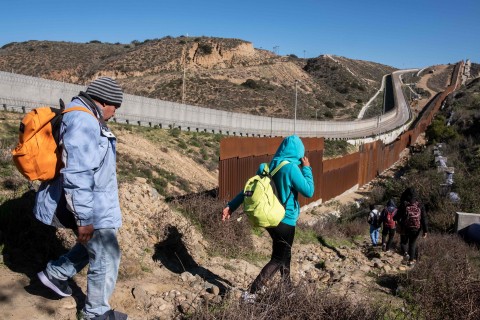 Esta cifra incluye el fallecimiento de 214 hombres, 20 mujeres y 4 niños, a los que hay que sumar 138 restos humanos de los que no se ha identificado su edad y género.