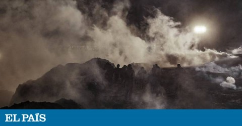Immigrants running after Border Agents shot tear gas over them