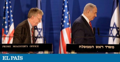 Benjamín Netanyahu (derecha) y John Bolton, tras sus declaraciones ante los medios, este domingo en Jerusalén.