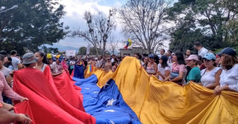 Los ciudadanos salieron a las calles el pasado jueves, en la ciudad de San Cristóbal, Venezuela, en contra del gobierno de Nicolás Maduro y en respaldo a la Asamblea Nacional que ha sido desconocida por el mandatario de este país