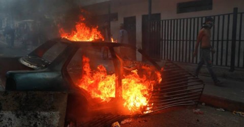 Las fuerzas de seguridad han reprimido varias protestas de civilies que se han lanzado a las calles en apoyo al golpe frustrado de un grupo de soldados en un puesto de comando en el norte de Caracas