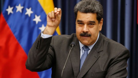 Venezuela's President Nicolas Maduro demonstrates his Salt Bae sprinkling technique during a press conference at the Miraflores Presidential Palace, in Caracas, Venezuela, Tuesday, Sept. 18, 2018. Photo: Ariana Cubillos / AP