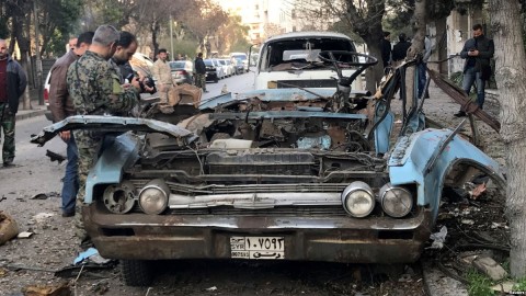 People gather at a site of a car bomb blast in Damascus, Syria, Jan. 24, 2019. Photo: Reuters