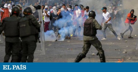 La Guardia Nacional Bolivariana (GNB) dispara bombas de gas lacrimógeno a los manifestantes durante las protestas de este miércoles, en Caracas, luego de que Juan Guaidó se juramentara como presidente interino de Venezuela, ayer.