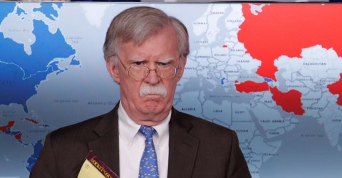 El asesor de seguridad de EE. UU., John Bolton, sosteniendo la libreta con la anotación sobre soldados a Colombia