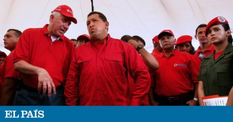 El exministro de Energía y Petróleo Rafael Ramírez (primero por la izquierda) y el expresidente de Venezuela Hugo Chávez en una visita a los trabajadores de PDVSA en Caracas en octubre de 2008.