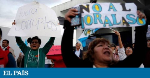 Manifestantes protestan contra Jimmy Morales, este mes en Ciudad de Guatemala. 