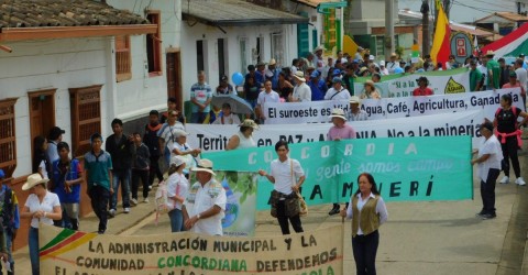 La manifestación ciudadana y de autoridades civiles recorrió las calles de Jericó el pasado sábado en la tarde. 