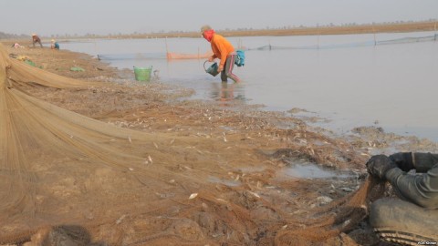 Villagers gather to catch fish in Trapaing Thmar reservoir as the drought continues to hit the community, in Banteay Meanchey, Feb. 23, 2019.  Photo: Sun Narin/VOA Khmer