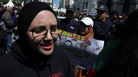 Algeria police clash with protesters