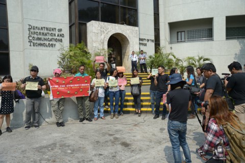 Duterte government of Philippine suppressing media that criticize the government in full swing: The CEO of the online news site Luplar was arrested and detained twice this year for unnamed charges. Luplar has long published articles that reveals 'Drug War' Slaughter of the government. Since the end of 2018, some new online media which with argument against the government that have criticized the Philippine authorities have continued to be attacked on Internet technology. Despite the notification of the National Qualification Security Notification Response website, there was no answered from the government. Suffering from continuous cyberattack, some news websites have chosen to cooperate with foreign NGOs. Internet journalists in the Philippines believe that President Duterte will conduct a large-scale DDoS attack to those internet media companies who criticize the government through NCERT.