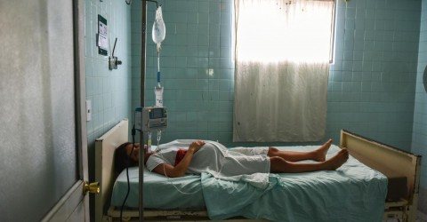 La infraestructura de los hospitales es deficiente, hay escasez de medicamentos, falta de agua potable y apagones