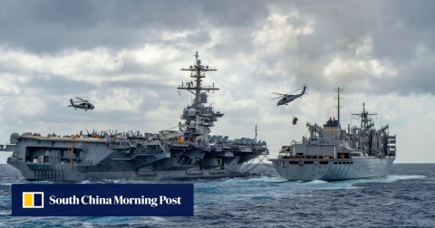 尼米茲級航母USS Abraham Lincoln（CVN 72）在進行海上補給時。