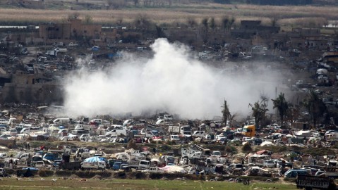 Una gran humareda cubre la localidad siria de Al Baguz (gobernación de Deir Ez Zor).