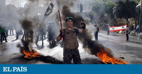 Un militar jubilado sostiene una bandera del Ejército libanés durante una manifestación en Beirut.