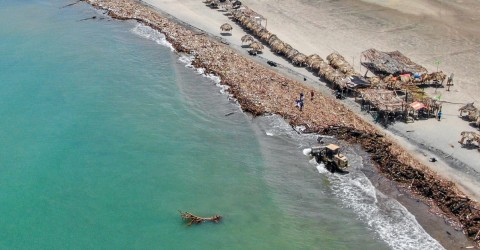 Aspecto de las playas de Puerto Colombia, tras la llegada por el río Magdalena de toneladas de basura y desechos provenientes del interior del país.