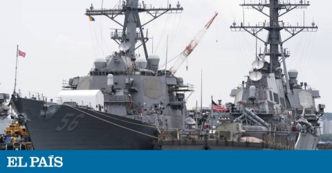 El buque estadounidense 'John S. McCain', este sábado en Yokosuka (Japón). 