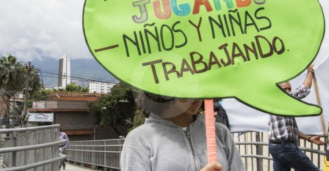 Más niños estudiando y jugando, y menos trabajando, una clave que debe tener en cuenta la sociedad. 