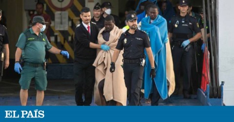 Los migrantes trasladados por el ferri Vronskiy llegan al puerto de Motril (Granada).