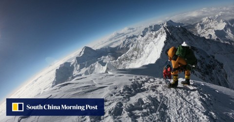 聖母峰髒亂：當清潔人員清理廢棄帳篷和人類堆積如山的垃圾。