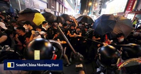 星期天晚上，抗議者與旺角山東街的警員發生衝突。