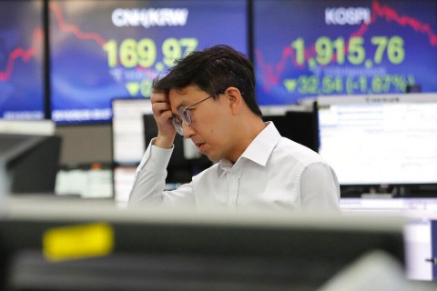 China announces it seeks 'calm' end to trade war, as markets tank and currency hits 11-year flatline