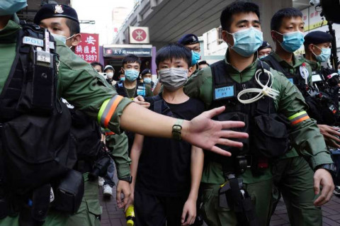 12歲少女出門買顏料，竟遭港警撲倒制服！港人再上街反國安法　至少289人被捕