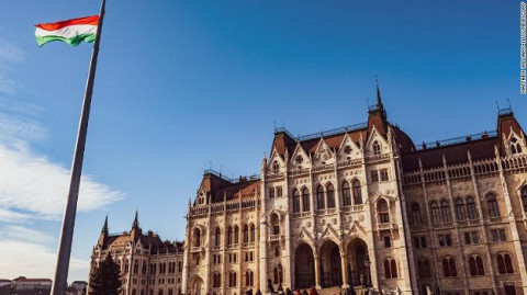 201215151611-hungary-parliament-building-exlarge-169