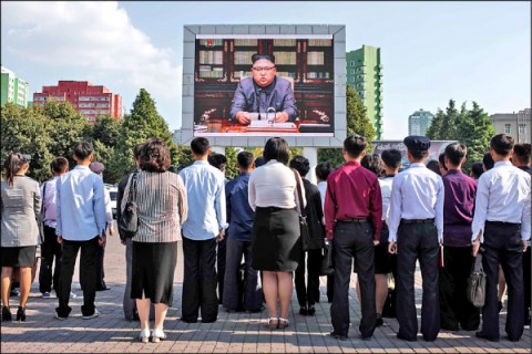 頭版-金正恩罵瘋老頭 川普回擊瘋子// 賴揆核定 全面禁止北韓貿易