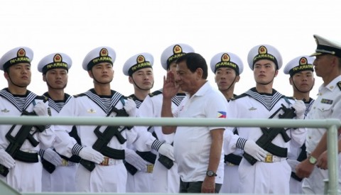 Filipino President Rodrigo Duterte salutes Chinese sailors during a goodwill visit earlier this year. Photo: EPA