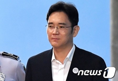 一審で実刑 サムスン電子副会長、きょう（28日）控訴審の初公判＝韓国 - 賄賂授受などの容疑で、1審で懲役5年の実刑を言い渡された李在鎔の控訴審初裁判がきょうおこなわれる